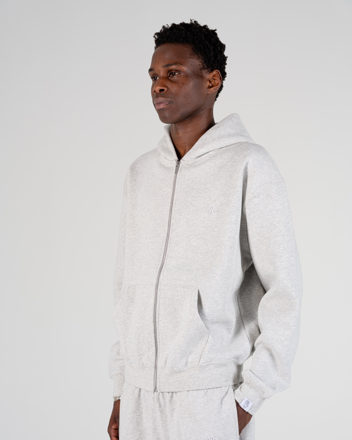 SWEAT ZIPPÉ [GRIS]