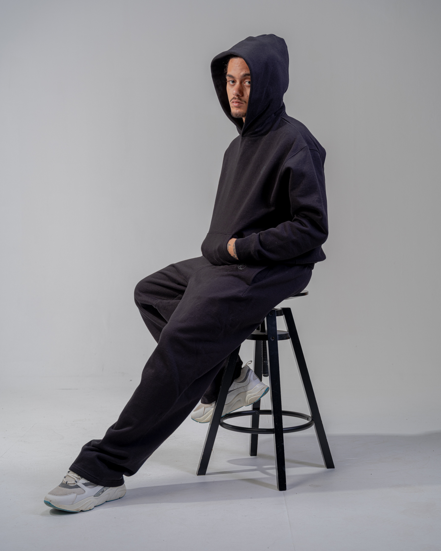 SWEAT À CAPUCHE [NOIR]