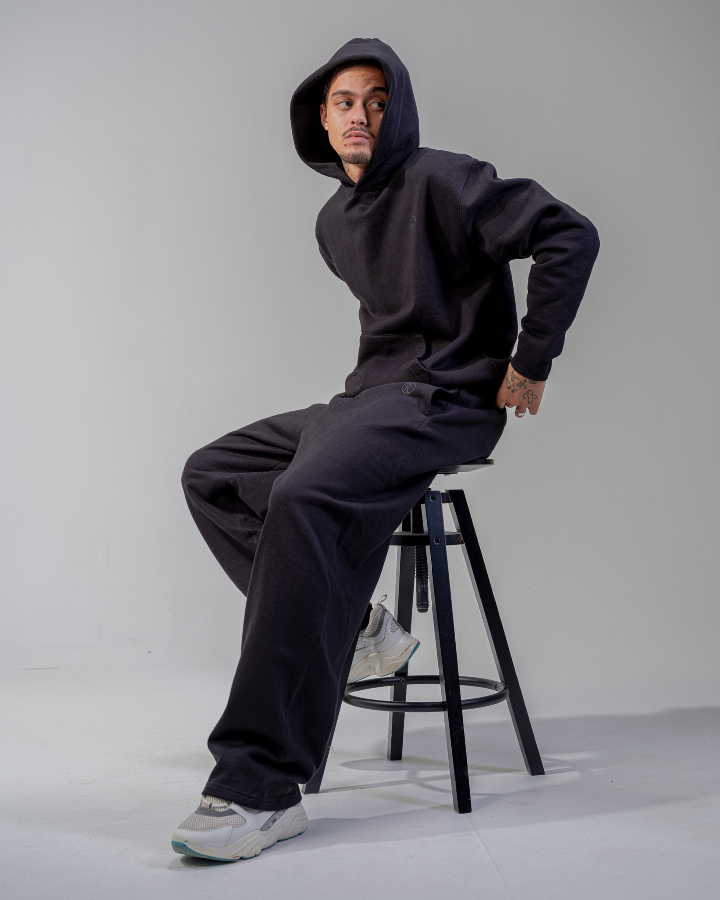 SWEAT À CAPUCHE [NOIR]